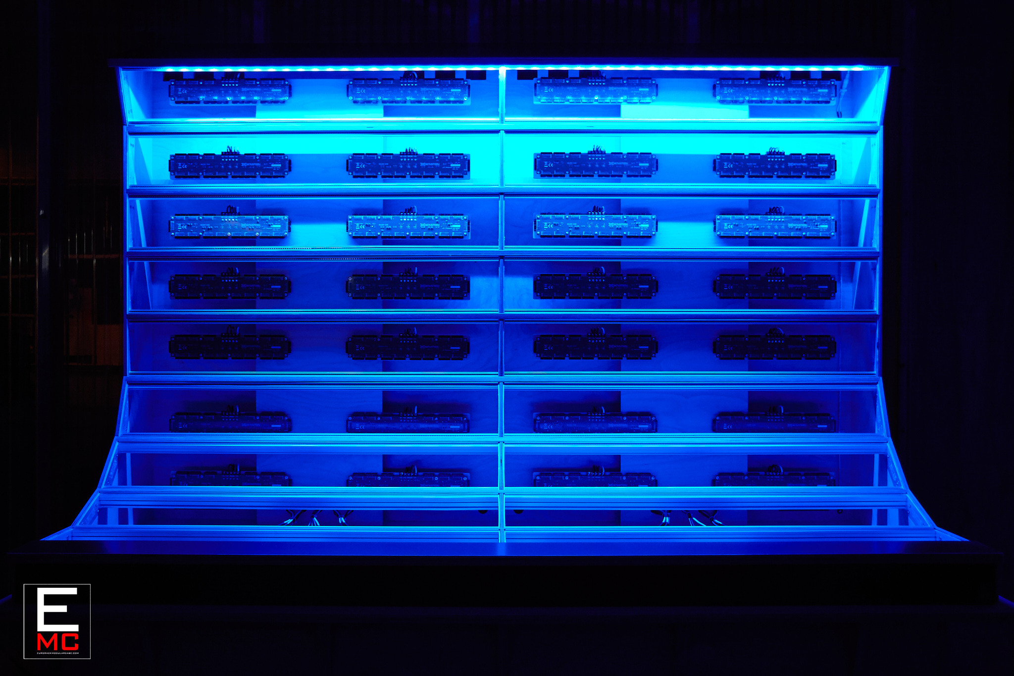 powered eurorack case 27u the black swan