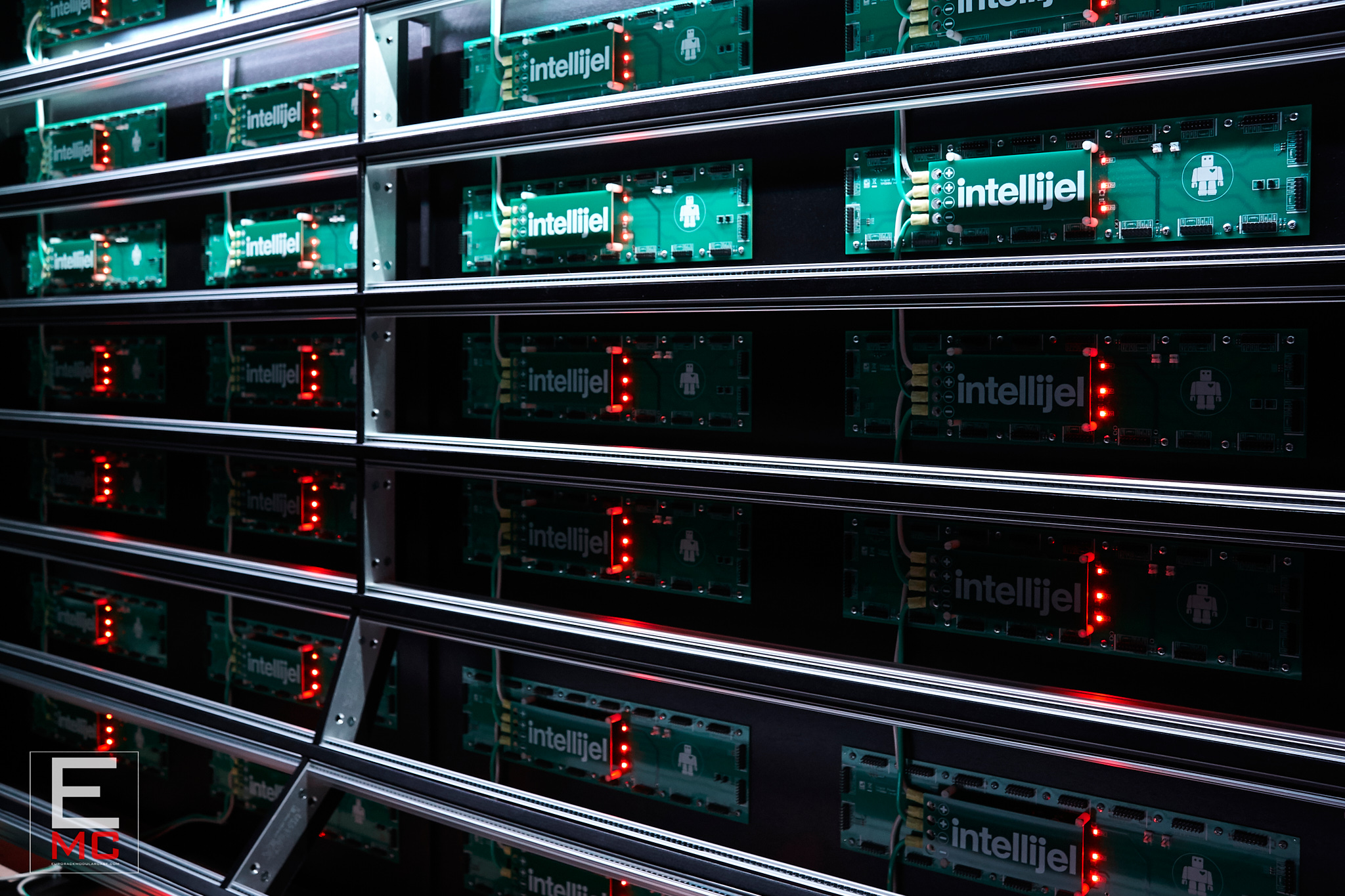 powered eurorack case intellijel